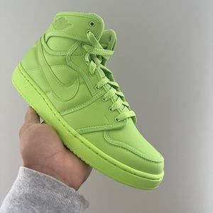 Brand new in box Nike Air Jordan 1 x Billie Eilish 
Sz 9 in women
Sz 7.5 in men